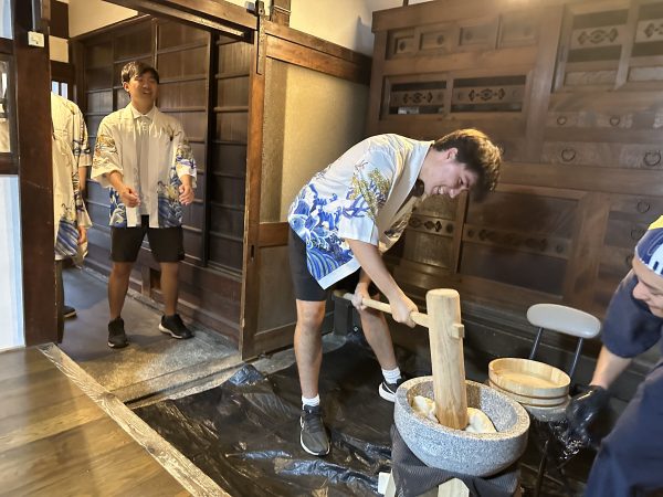 Kyoto : Mochi-Pounding Experience & Tea Ceremony